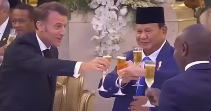 Prabowo minum jus apel