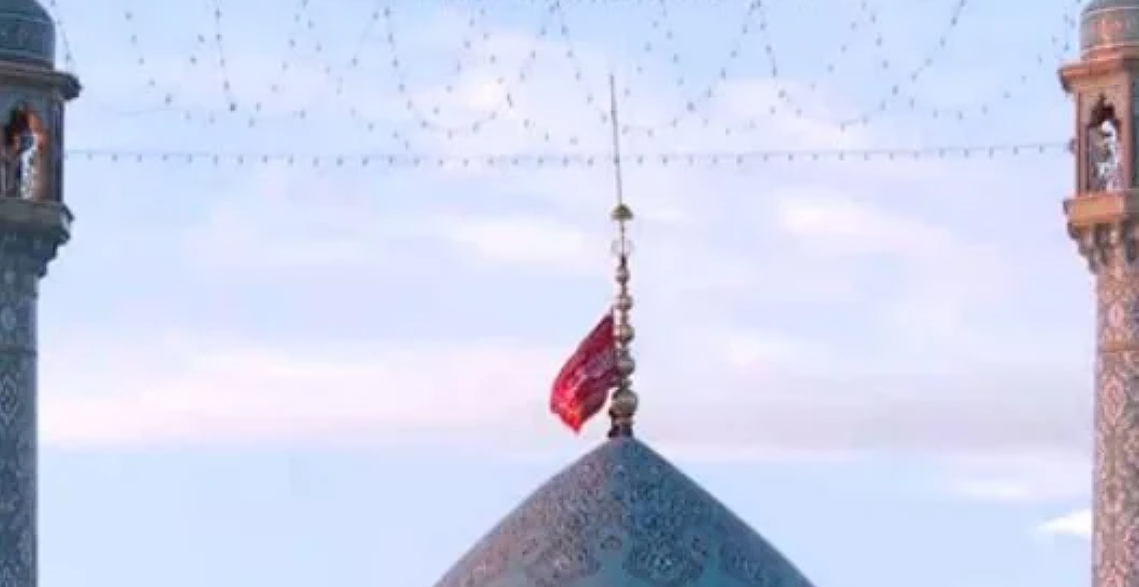 Bendera merah Berkibar diatas masjid jamkaran