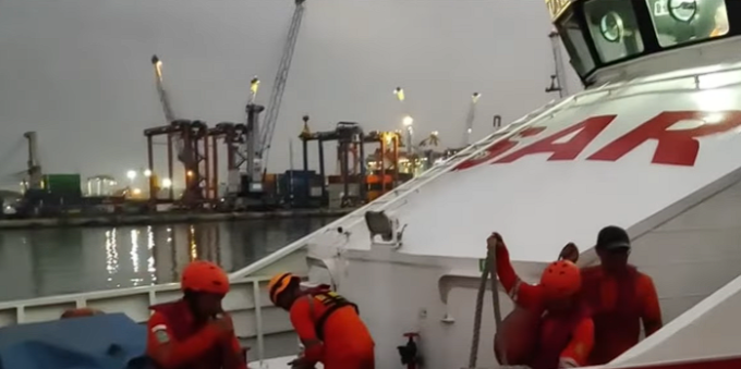 BASARNAS mencari lokasi KMP Tragedi Tenggelamnya KMP Tunu Pratama Jaya di Selat Bali
