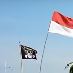 Bendera One Piece berdiri bersebelahan dengan Bendera Indonesia