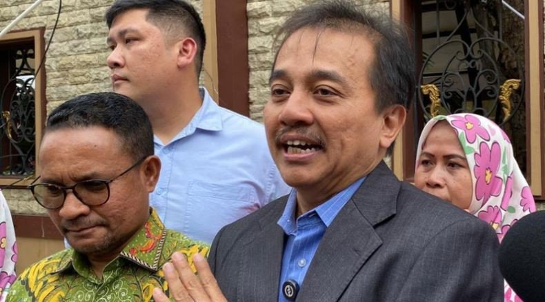 Roy Suryo = Tersangka