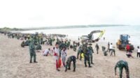 Bersihkan Sampah Pantai
